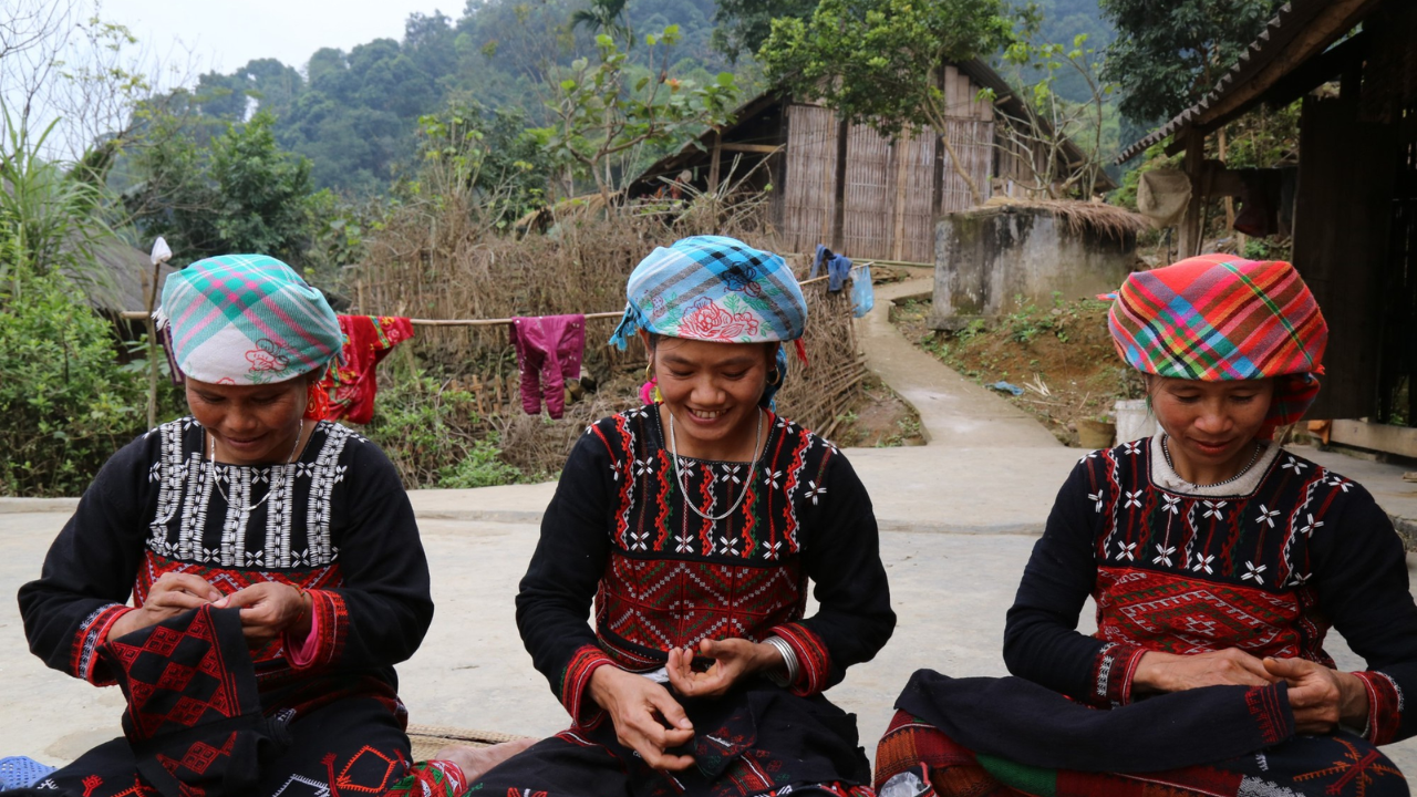 Học khâu/thêu sản phẩm thổ cẩm        